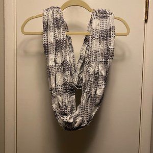 NWOT Loft Circle Scarf - Black and White